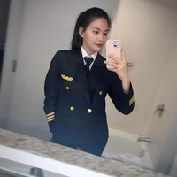 Dalam fotonya, Jiang Mi menyebut Wang sebagai penerbang pesawat wanita terbaik. Foto: Instagram