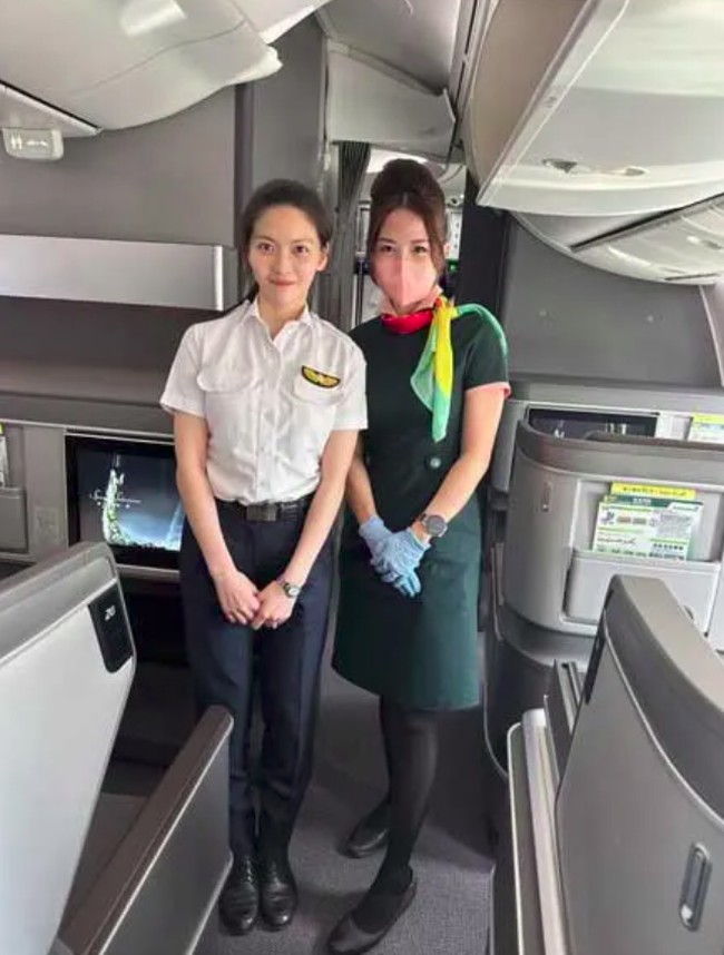 Wang Sing adalah pilot 29 tahun yang bekerja di maskapai EVA. Potretnya viral setelah berpose bersama Jiang Mi, influencer Taiwan yang merupakan pramugari di penerbangan yang sama. Foto: Instagram