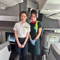 Wang Sing adalah pilot 29 tahun yang bekerja di maskapai EVA. Potretnya viral setelah berpose bersama Jiang Mi, influencer Taiwan yang merupakan pramugari di penerbangan yang sama. Foto: Instagram