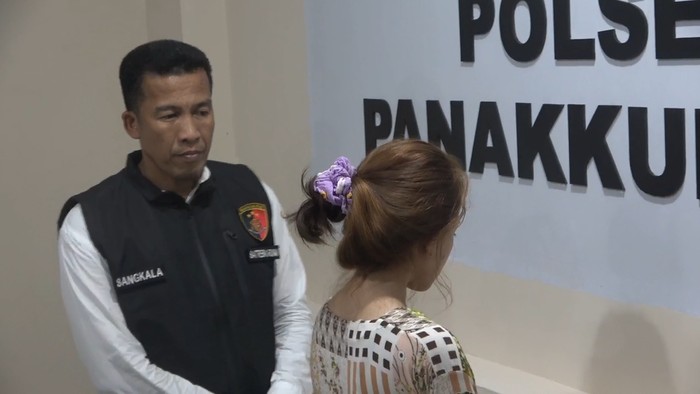 Wanita inisial RF saat diamankan usai mencuri di Mal Panakkukang Makassar.