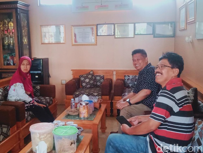 Warga dan anggota DPRD mendatangi kantor Kecamatan Ngawen, Klaten, Selasa (5/12/2023).