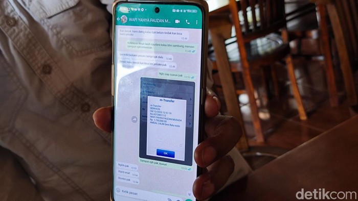 Pesan singkat korban dengan terduga penipu, Selasa (5/12/2023). Kasus penipuan ini menyasar sejumlah restoran di Jalan Jogja-Wonosari, Gunungkidul.