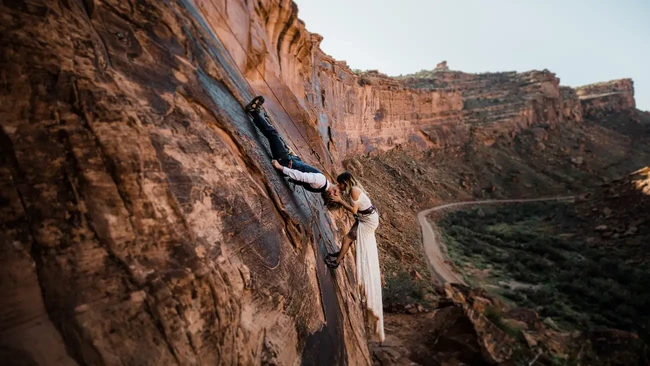 Aimee Flynn juga memenangkan foto terbaik untuk kategori Lokasi Epic, menampilkan pasangan mendaki tebing. Foto: International Wedding Photographer of the Year