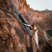 Aimee Flynn juga memenangkan foto terbaik untuk kategori Lokasi Epic, menampilkan pasangan mendaki tebing. Foto: International Wedding Photographer of the Year