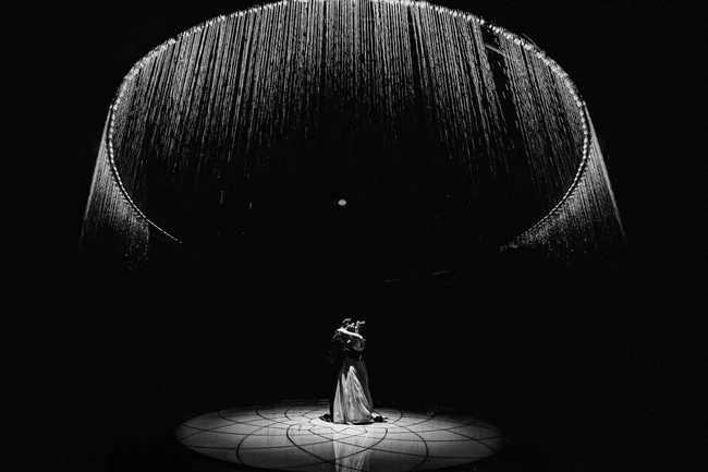 Kategori Lantai Dansa dimenangkan oleh Carmelo Ucchino, lewat karyanya yang bernuansa hitam-putih. Foto: International Wedding Photographer of the Year