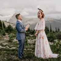 Inilah juara foto pernikahan terbaik yang memenangkan grand prize, Tara Lilly Photography. Foto candid pengantin yang kaget karena ada burung bertengger di kepalanya sukses merekam momen lucu sekaligus romantis. Foto: International Wedding Photographer of the Year