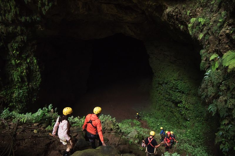 Wisata gua di Indonesia