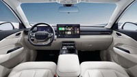 Masuk dalam interior akan ditemukan layar besar sebagai kendali pusat berukuran 15,6 inci dan panel instrumen 8,8″ di depan pengemudi.Foto: Wuling