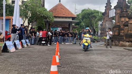 Antusias siswa-siswi SMAN 6 Denpasar saat menjajal motor Yamaha Spazio dan Filano di acara Road Show Classy Yamaha Youth Festival 2023 di SMAN 6 Denpasar, Sanur, Denpasar, Selasa (5/12/2023).