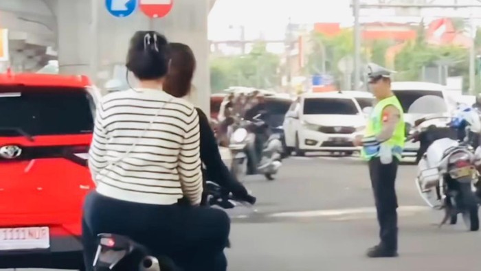 2 Wanita berboncengan motor trail nyelonong depan polantas di Makassar. Dokumen Istimewa