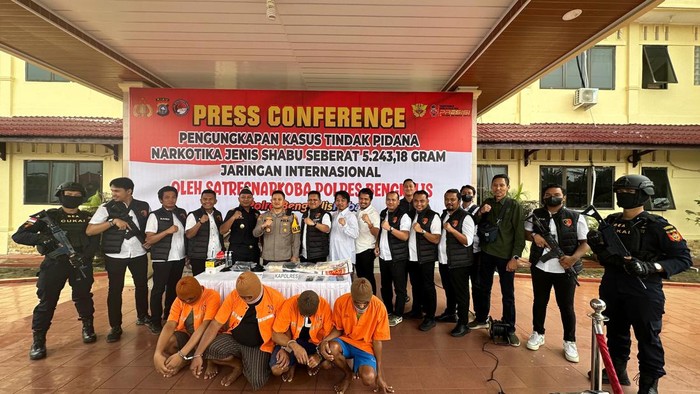 4 kurir sabu jaringan internasional yang ditangkap di Bengkalis. (Dok Polres Bengkalis)