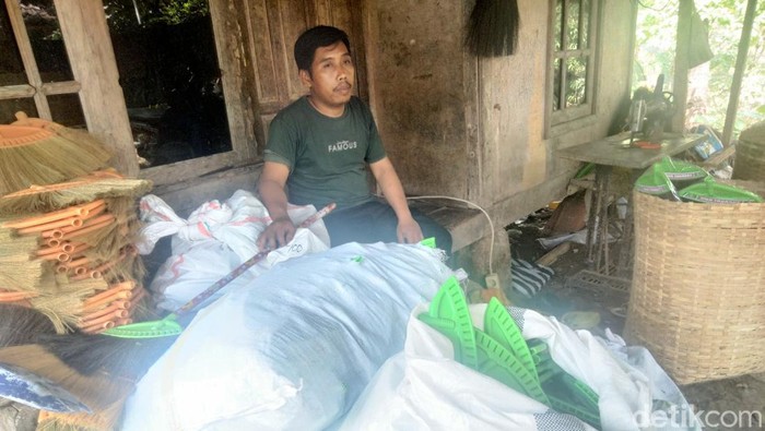 Ahmad Jamaludin dan usaha sapu ijuknya
