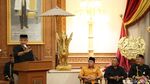 Aksi Ganjar Menari Kanjar Ganjur Saat Kunjungi Kesultanan Kutai Kartanegara