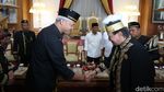 Aksi Ganjar Menari Kanjar Ganjur Saat Kunjungi Kesultanan Kutai Kartanegara