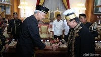 Ganjar berkunjung ke Kerajaan Hindu Pertama yakni Kesultanan Kutai Kartanegara ing Martadipura. Sesampainya di Kesultanan Kutai, Ganjar disambut dan diterima oleh Sultan Kutai Kartanegara Aji Muhammad Arifin.