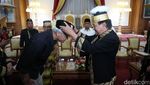Aksi Ganjar Menari Kanjar Ganjur Saat Kunjungi Kesultanan Kutai Kartanegara
