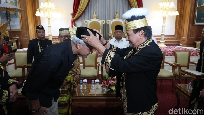 Aksi Ganjar Menari Kanjar Ganjur Saat Kunjungi Kesultanan Kutai Kartanegara Calon presiden nomor urut 3, Ganjar Pranowo melanjutkan kegiatan kampanye hari kesembilan di Kutai Kartanegara, Kalimantan Timur. Ganjar berkunjung ke Kerajaan Hindu Pertama yakni Kesultanan Kutai Kartanegara ing Martadipura.
Sesampainya di Kesultanan Kutai, Ganjar disambut dan diterima oleh Sultan Kutai Kartanegara Aji Muhammad Arifin, Rabu (6/12/2023).