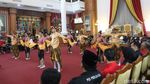 Aksi Ganjar Menari Kanjar Ganjur Saat Kunjungi Kesultanan Kutai Kartanegara