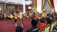Setelah itu, dilanjutkan dengan tarian khas Kesultanan Kartanegara yakni tari Kanjar Ganjur.  