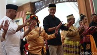 Di tengah tarian dipertontonkan, Ganjar dipersilakan untuk ikut menarikan tarian Kanjar Ganjur bersama para seniman. Dengan sigap, Ganjar langsung beranjak dan tersenyum sembari menari.  