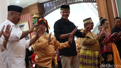 Aksi Ganjar Menari Kanjar Ganjur Saat Kunjungi Kesultanan Kutai Kartanegara