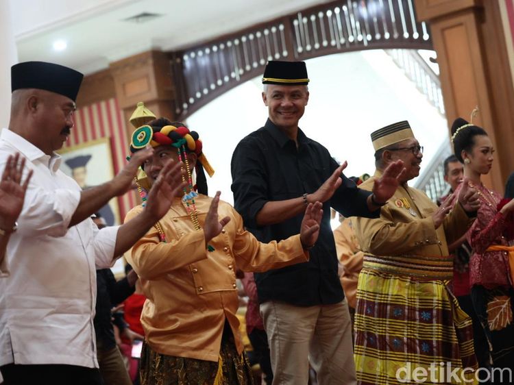 Aksi Ganjar Menari Kanjar Ganjur Saat Kunjungi Kesultanan Kutai Kartanegara