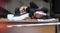 Aksi teatrikal mewarnai mimbar demokrasi para mahasiswa tersebut.  