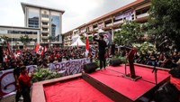 Selain perwakilan BEM kampus di Jawa Timur, Ketua BEM Universitas Indonesia 2023 Melki Sadek ikut hadir dalam gelaran mimbar demokrasi ini.  