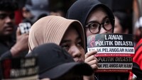 Massa membentangkan spanduk, poster dan stiker bertema lawan politik dinasti.  