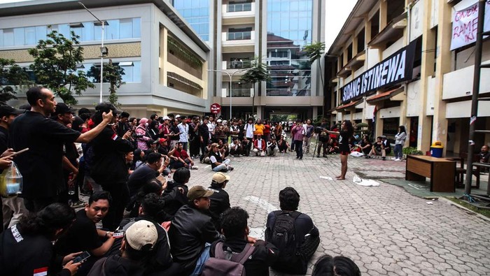 Aksi Teatrikal Warnai Mimbar Demokrasi di Surabaya Ribuan mahasiswa gelar mimbar demokrasi di Universitas 17 Agustus 1945 Surabaya. Teatrikal warnai aksi tolak dinasti politik tersebut.
