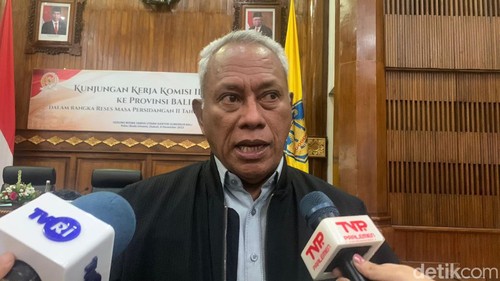 Anggota Komisi II DPR RI Komarudin Watubun saat kunjungan kerja di kantor Gubernur Bali, Denpasar, Rabu (6/12/2023). (Rizki Setyo Samudero/detikBali)
