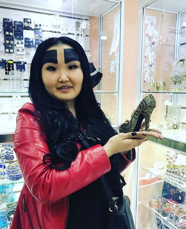 Anzhelika Protodyakonova menjadi viral di 2018 karena muncul di media sosial dengan penampilan alis yang aneh. Wanita asal Rusia itu menata alisnya menjadi sangat besar. Foto: dok. Instagram/Anzhelika Protodyakonova