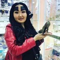 Anzhelika Protodyakonova menjadi viral di 2018 karena muncul di media sosial dengan penampilan alis yang aneh. Wanita asal Rusia itu menata alisnya menjadi sangat besar. Foto: dok. Instagram/Anzhelika Protodyakonova