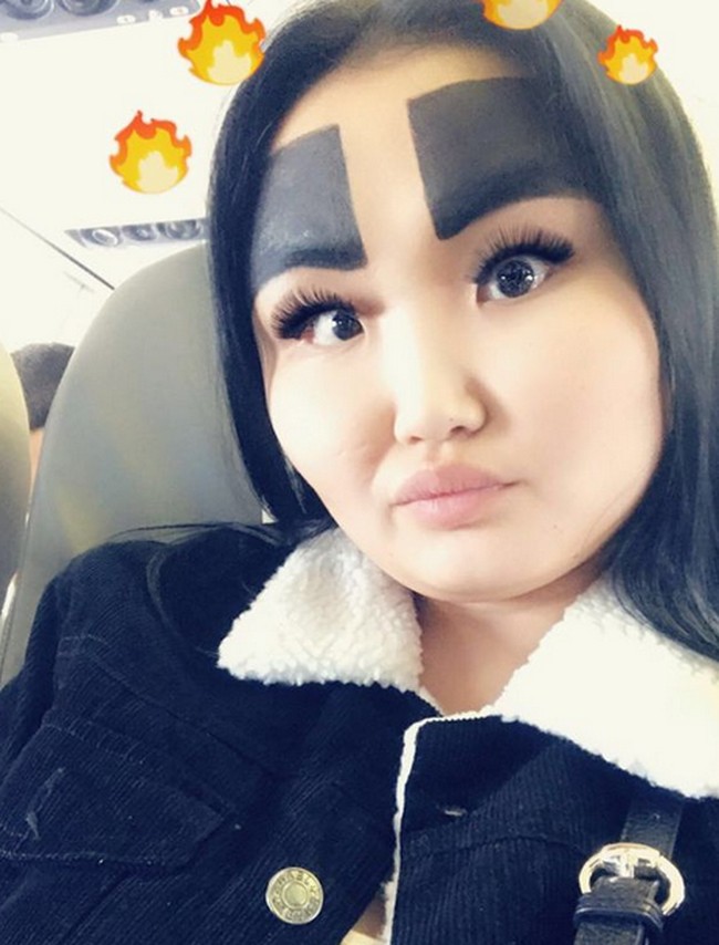 Anzhelika viral dan langsung menjadi bintang Instagram karena penampilan ‘gilanya’ itu. Anzhelika membuat alisnya sangat besar hingga menutupi setengah dahinya.Foto: dok. Instagram/Anzhelika Protodyakonova