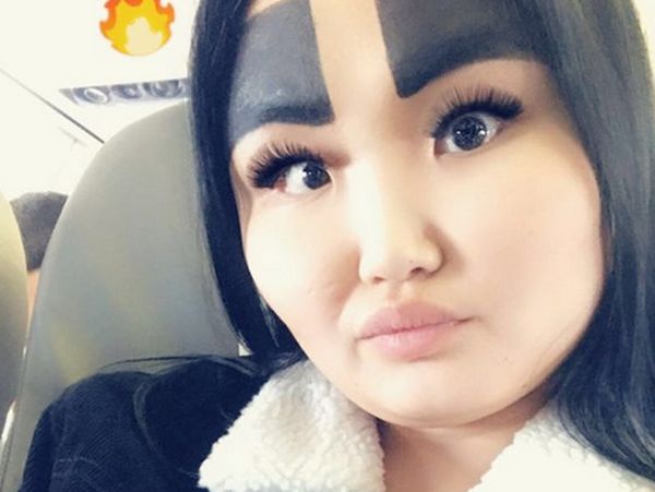 8 Foto Wanita Dulu Viral Punya Alis Terbesar di Dunia, Kini Tampil Normal