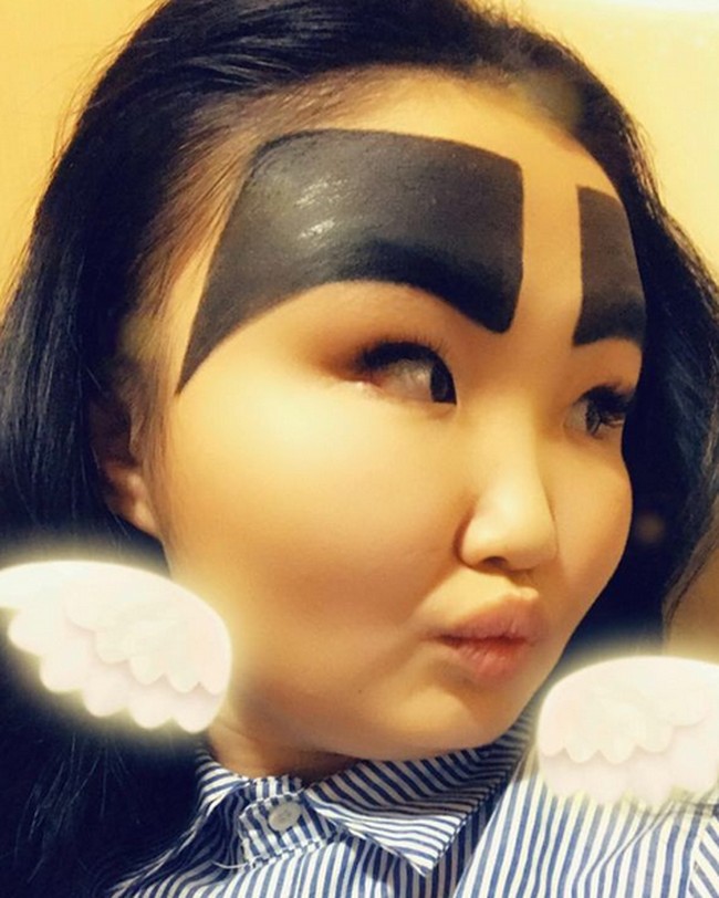 Tak heran jika dia dijuluki pemilik alis terbesar di dunia. Aku Anzhelika. Aku menjadi bintang karena alisku, begitu tulisnya di bio Instagramnya. Foto: dok. Instagram/Anzhelika Protodyakonova