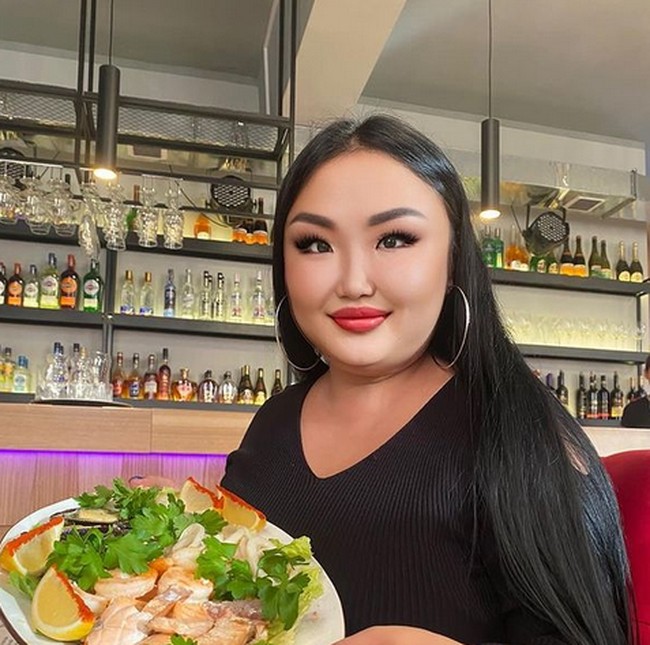 Pemilik followers Instagram 102 ribu itu kini menunjukkan penampilan glamournya. Dia menata alisnya dengan arch tinggi dan kerap menunjukkan lekuk tubuhnya. Foto: dok. Instagram/Anzhelika Protodyakonova