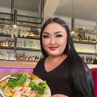 Pemilik followers Instagram 102 ribu itu kini menunjukkan penampilan glamournya. Dia menata alisnya dengan arch tinggi dan kerap menunjukkan lekuk tubuhnya. Foto: dok. Instagram/Anzhelika Protodyakonova