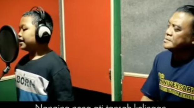 Tangkapan layar di akun YouTube Didi Kempot, memperlihatkan mendiang Didi Kempot bersama penyanyi difabel asal Klaten, Arda Krisna Pratama, dalam sesi rekaman lagu berjudul Tatu.