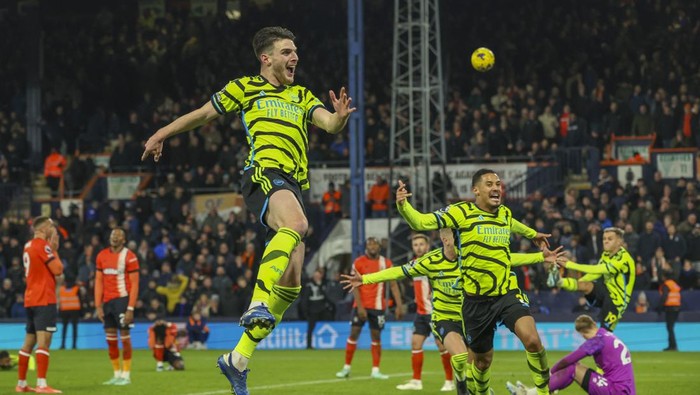 Arsenals Declan Rice celebrates after scoring his sides fourth goal during the English Premier League soccer match between Luton and Arsenal at Kenilworth Road, Luton, England, Tuesday, Dec. 5, 2023. (AP Photo/Ian Walton)