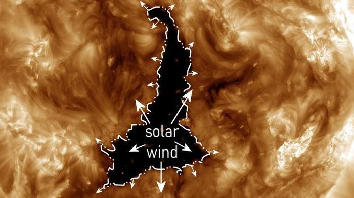Lubang raksasa seukuran 60 kali Bumi di Matahari menghembuskan badai ke arah planet kita. Apa dampaknya ke Bumi?