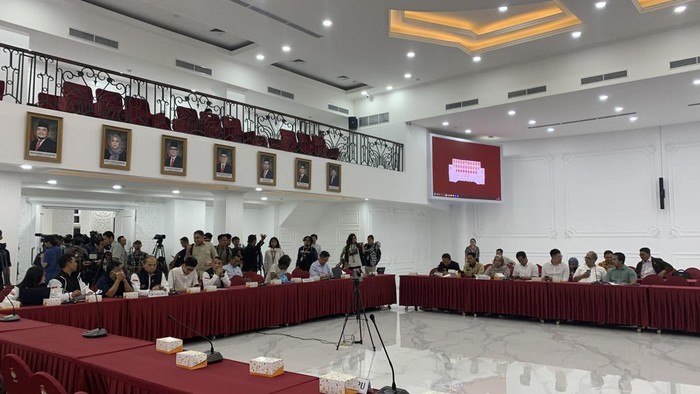 KPU menggelar rapat bersama masing-masing timses pasangan capres-cawapres Pilpres 2024, Rabu (6/12/2023). Rapat itu akan membahas soal format hingga panelis debat capres-cawapres.