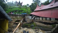 Warga melihat bangunan rusak akibat banjir bandang di Nagari Pariangan, Tanah Datar, Sumatera Barat, Rabu (6/12/2023).