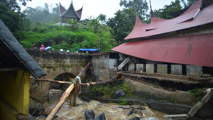 Warga melihat bangunan rusak akibat banjir bandang di Nagari Pariangan, Tanah Datar, Sumatera Barat, Rabu (6/12/2023).  Hujan lebat yang mengguyur hulu sungai lereng Gunung Marapi mengakibatkan banjir bandang yang menerjang sejumlah nagari di kabupaten itu. ANTARA FOTO/Iggoy el Fitra/rwa.