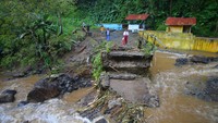 Hujan itu mengakibatkan banjir bandang yang menerjang sejumlah nagari di kabupaten itu.  