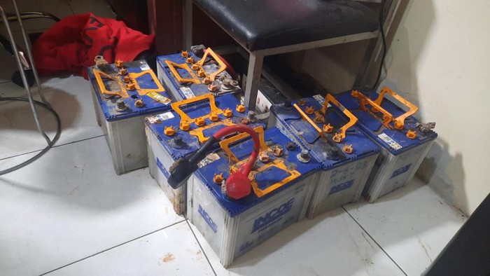 Barang bukti aki curian yang diamankan Polres Semarang. Foto diunggah Rabu (6/12/2023).