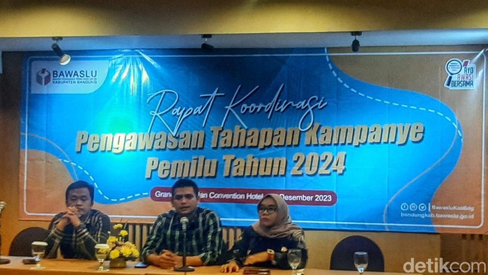 Bawaslu Kabupaten Bandung saat melakukan press conference.