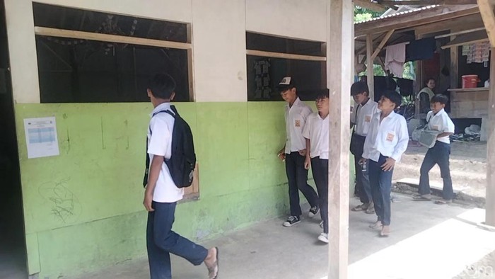 Beberapa siswa tanpa mengenakan sepatu saat berjalan di lorong SMP IT Pancuh Tilu Cianjur
