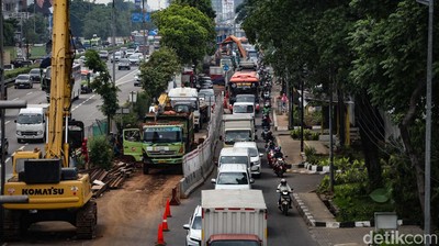 Belum Kelar-kelar, Galian Jl TB Simatupang Bikin Macet