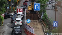 Pengendara mengeluhkan kemacetan yang terjadi.